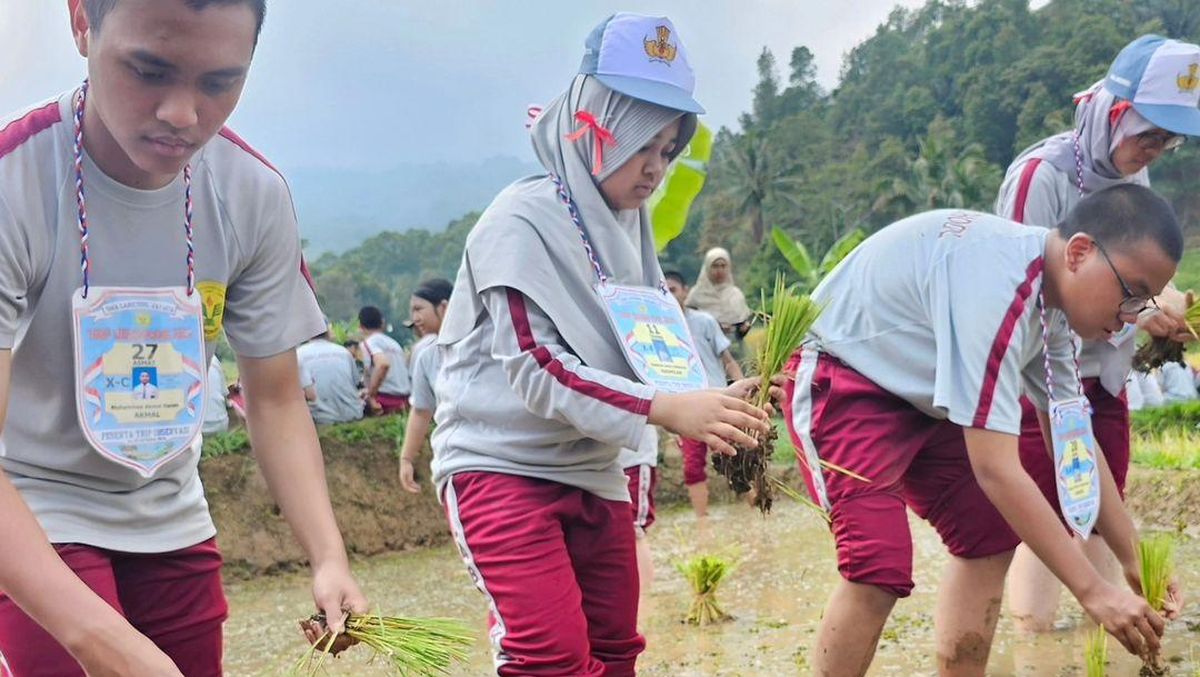 sma-labschool-jakarta-gelar-trip-observasi-edukatif-di-desa-sumurugul