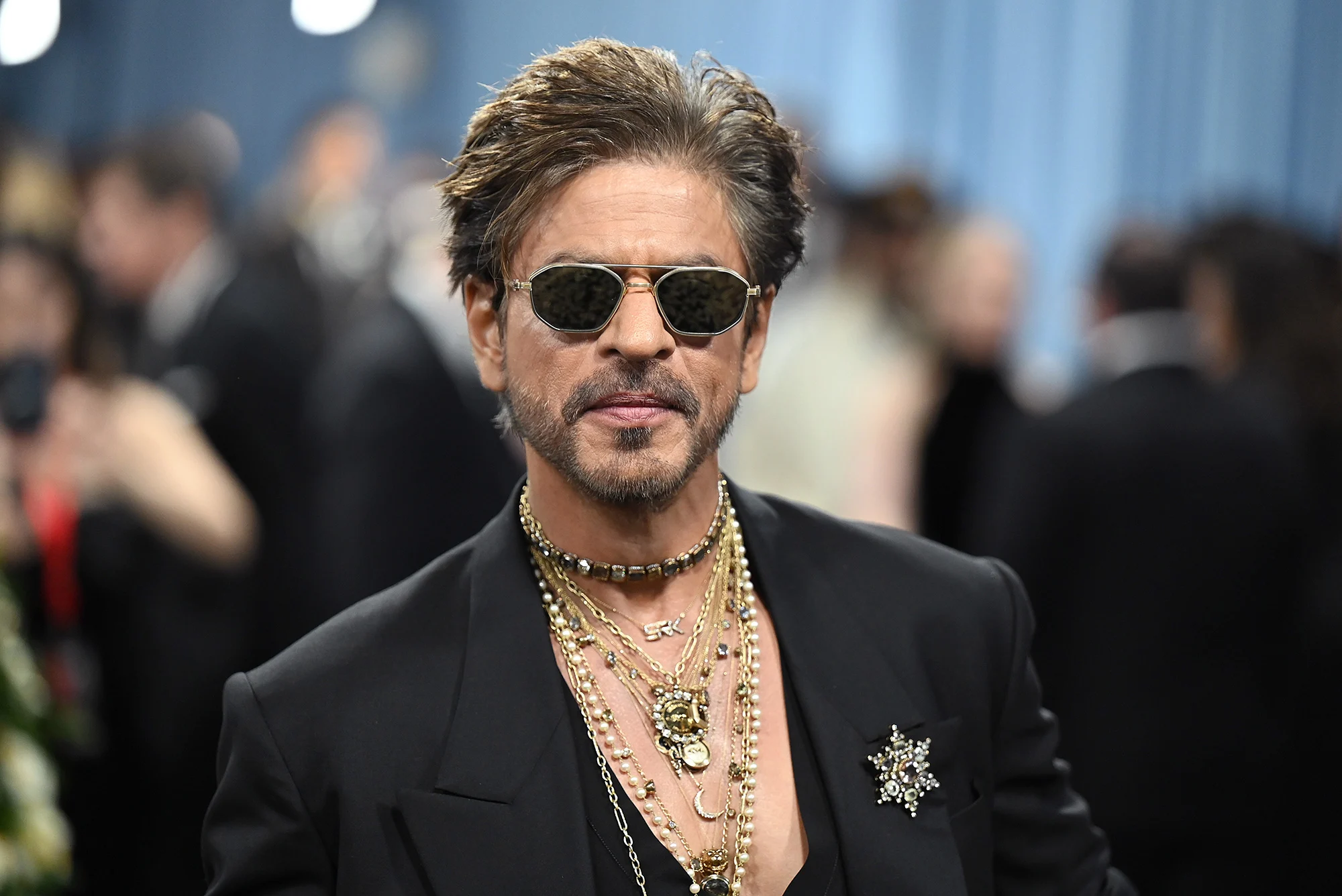 shah-rukh-khan-membawa-nuansa-india-ke-met-gala-2025-dengan-karya-sabyasachi